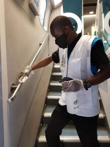 Un agent de propreté nettoyant une rembarde d'un train