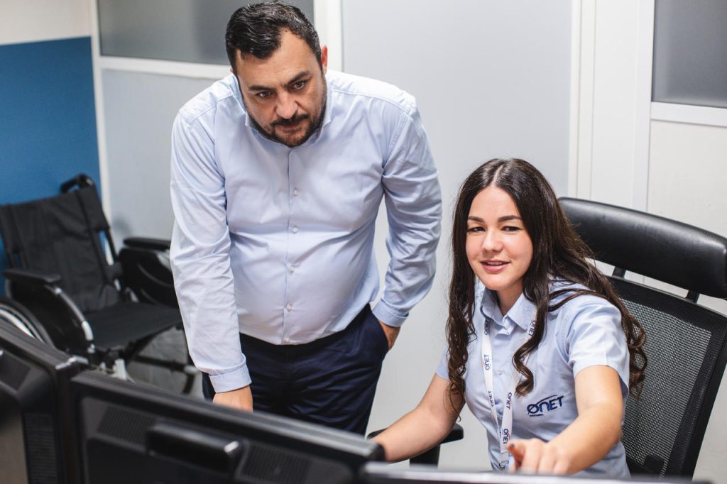 Assistente de operações, junto com o gerente de operações, verificando as missões no território francês