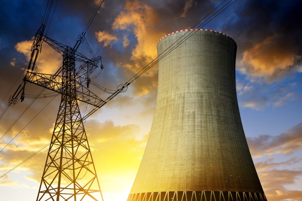 Uma usina nuclear de geração de energia elétrica onde um chefe de obra de usina nuclear poderia trabalhar.