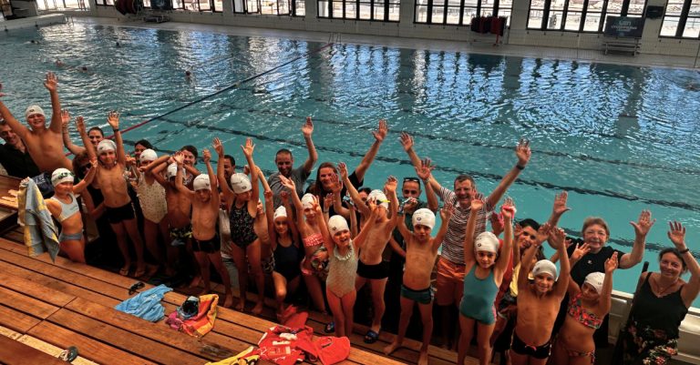 Les enfants de nos collaborateurs dans le grand bassin aux côtés de Marie Wattel