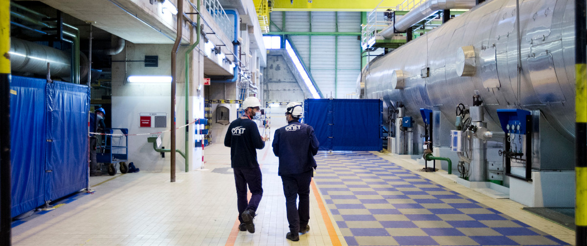 Des agents de logistique nucléaire en train de parler.