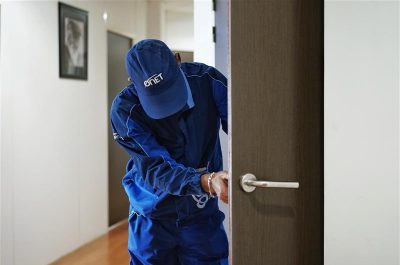 Agent de maintenance en train de réaliser un changement de serrure.